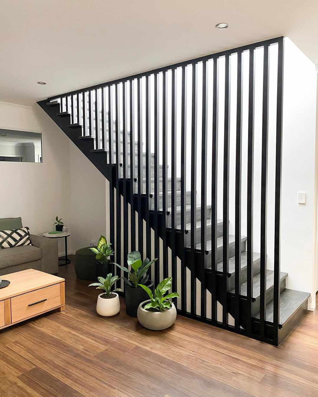 escalera moderna en blanco y negro