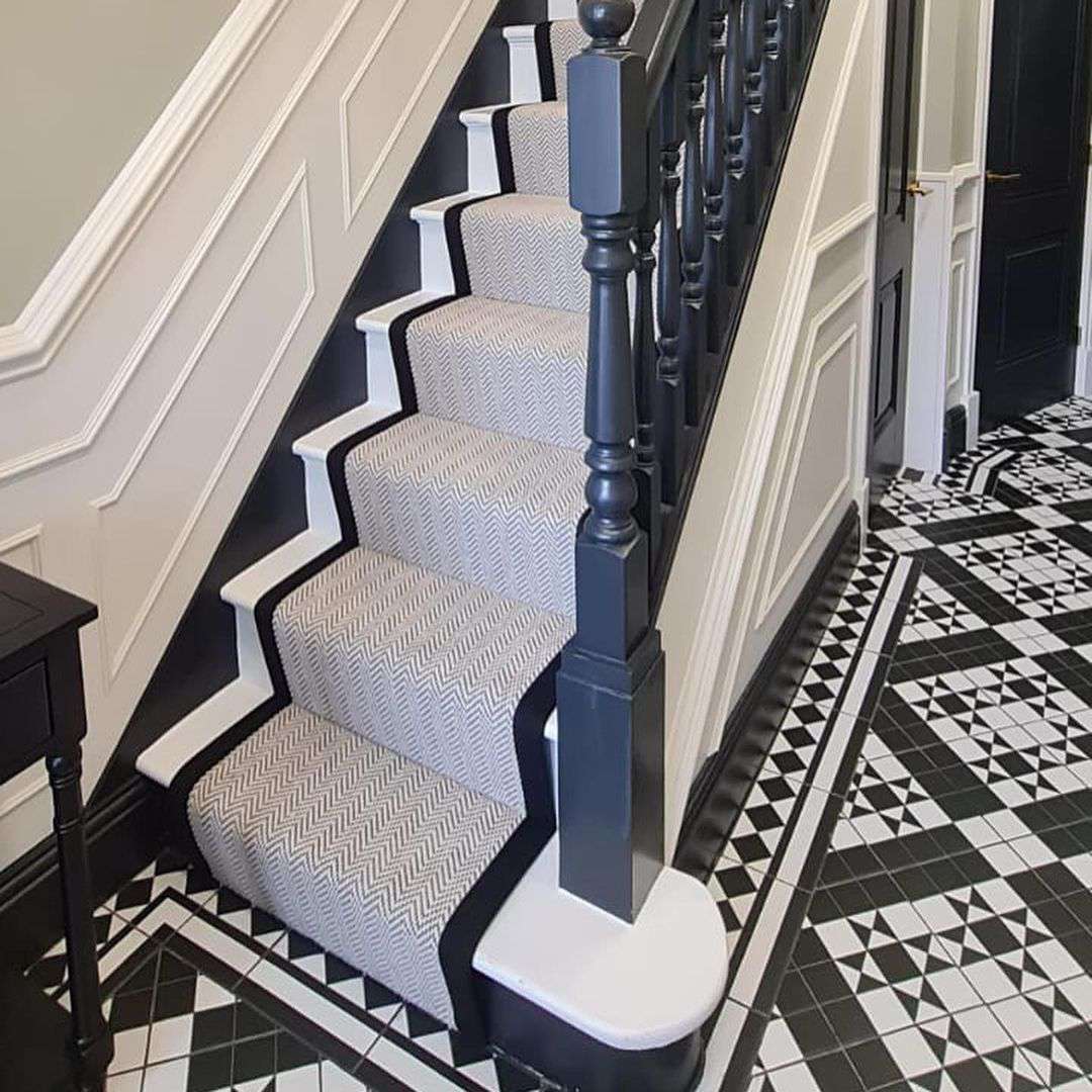 schwarz-weiß gemusterte Treppe