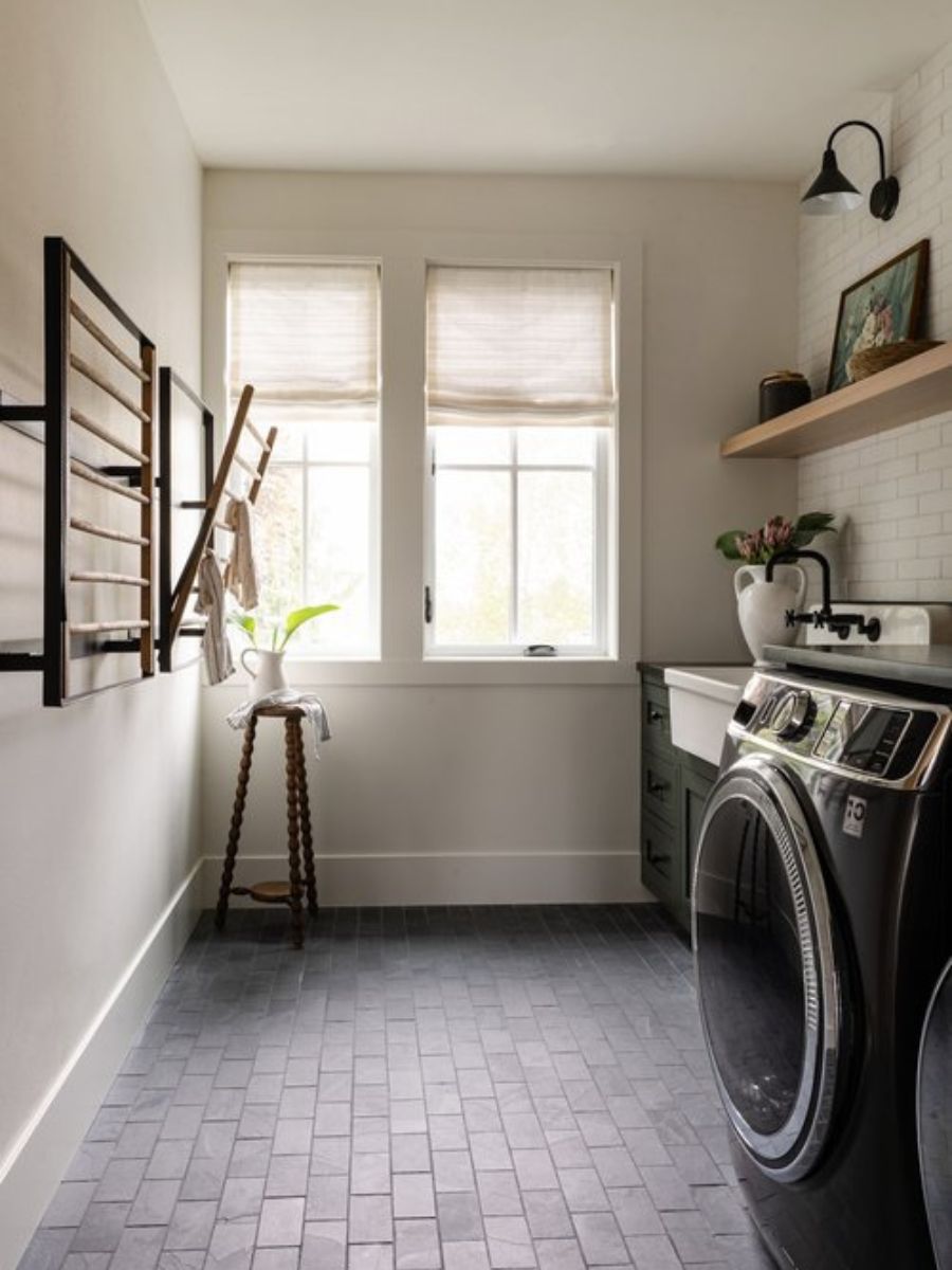 Waschküche mit grauem Backsteinboden.