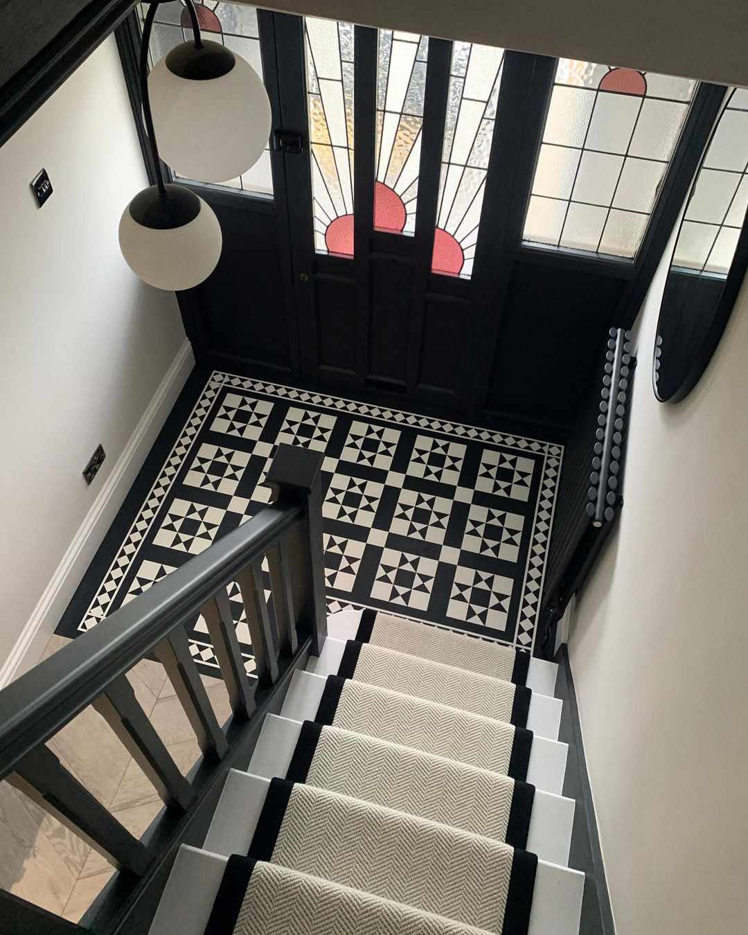 schwarz-weiße Treppe mit Fliesenboden