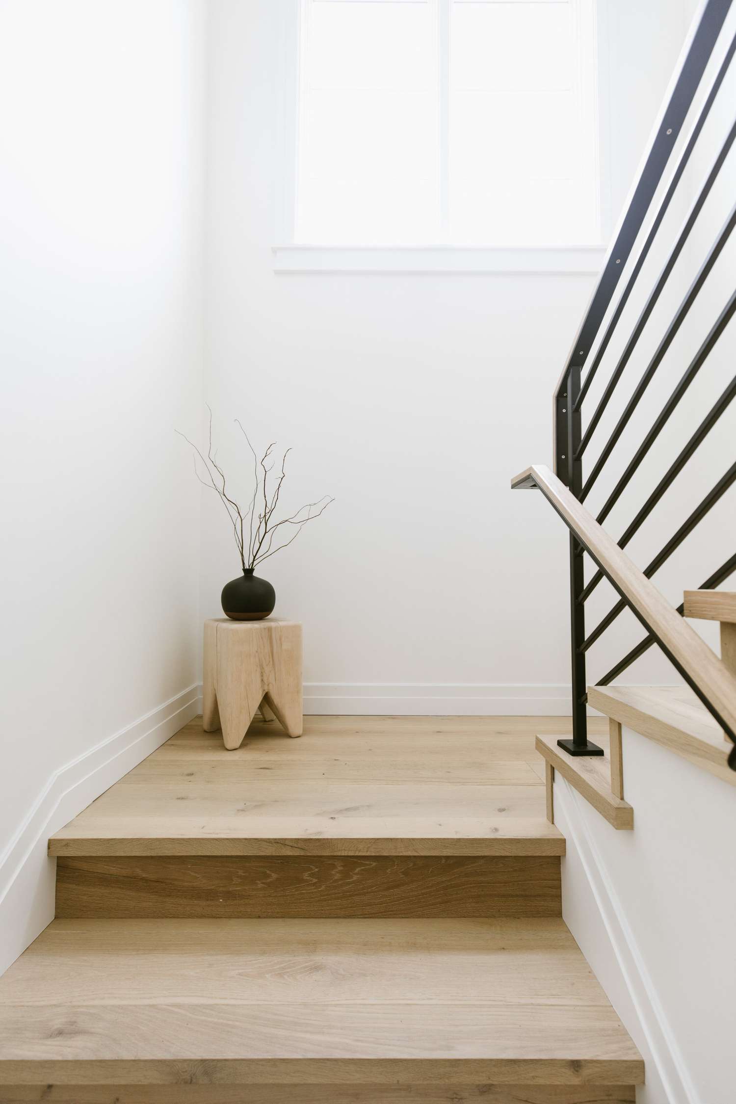 Holztreppen Ideen zeigen Sachen auf dem Treppenabsatz