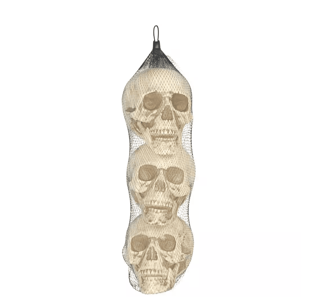 Tüte mit drei realistisch aussehenden Totenköpfen für Halloween.