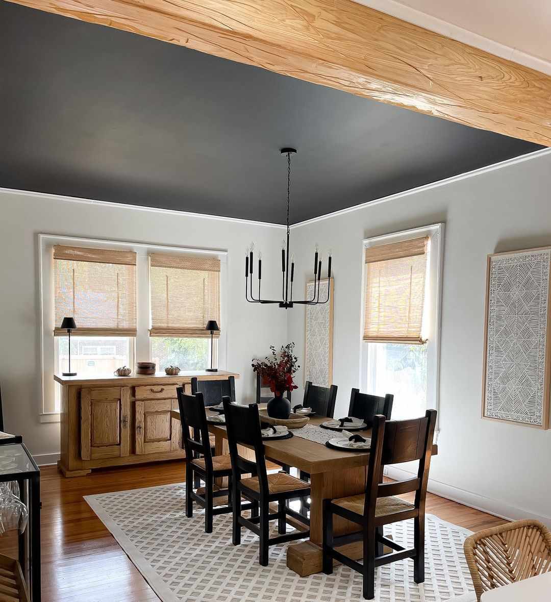 plafond noir avec poutre en bois