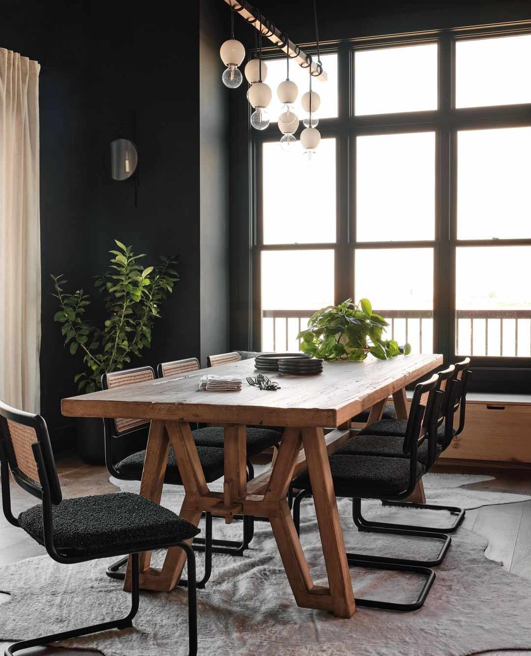 salle à manger noire avec table en bois