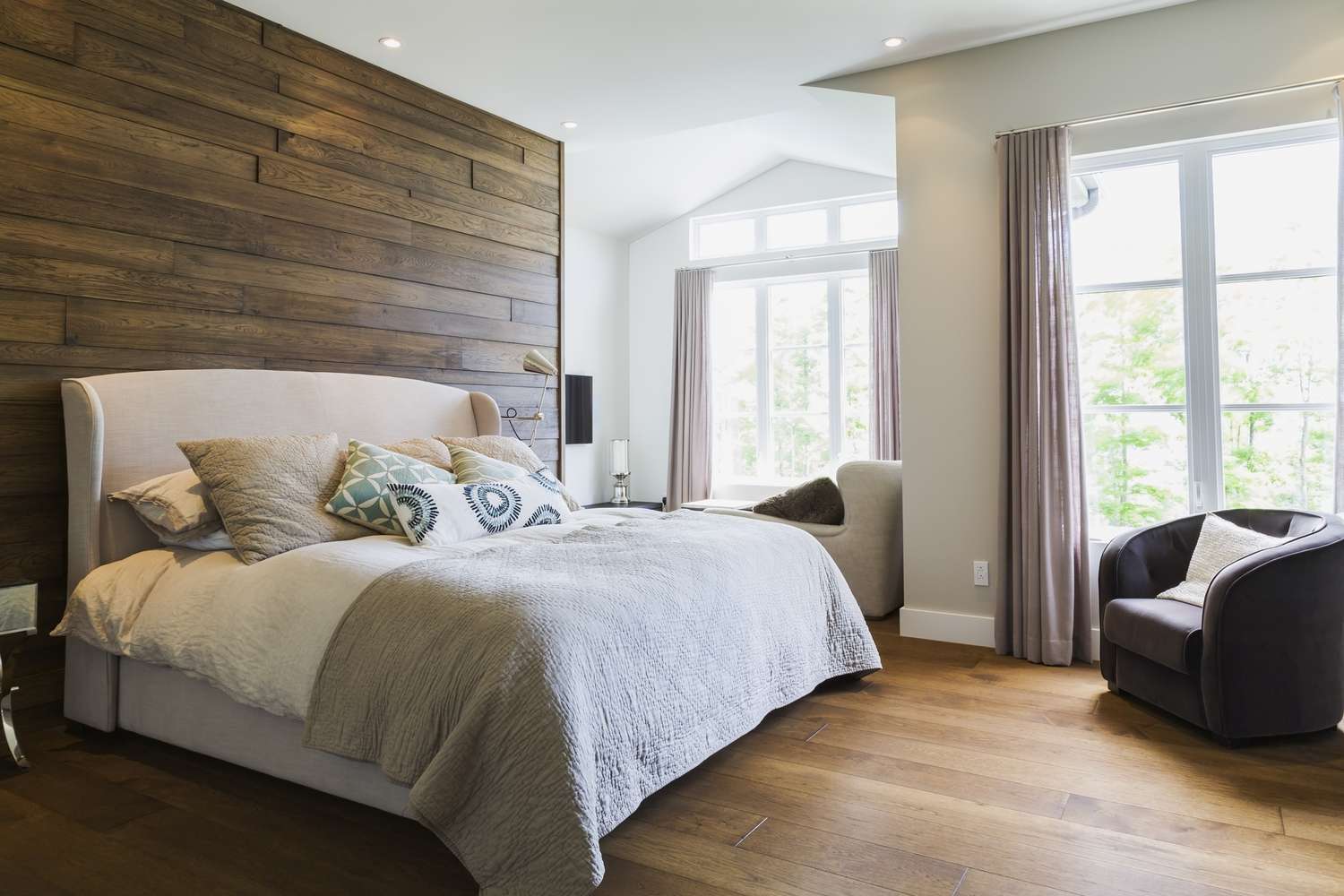 Holz-Akzentwand in einem Schlafzimmer