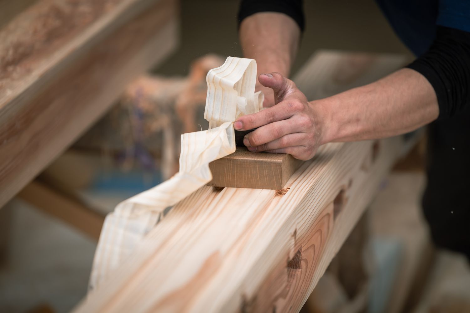 Persona trabajando con tipos de madera