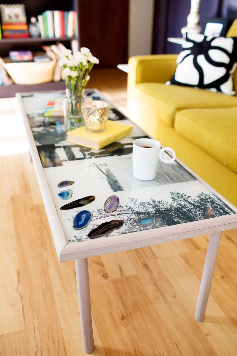 Uma mesa de centro DIY coberta com resina epóxi