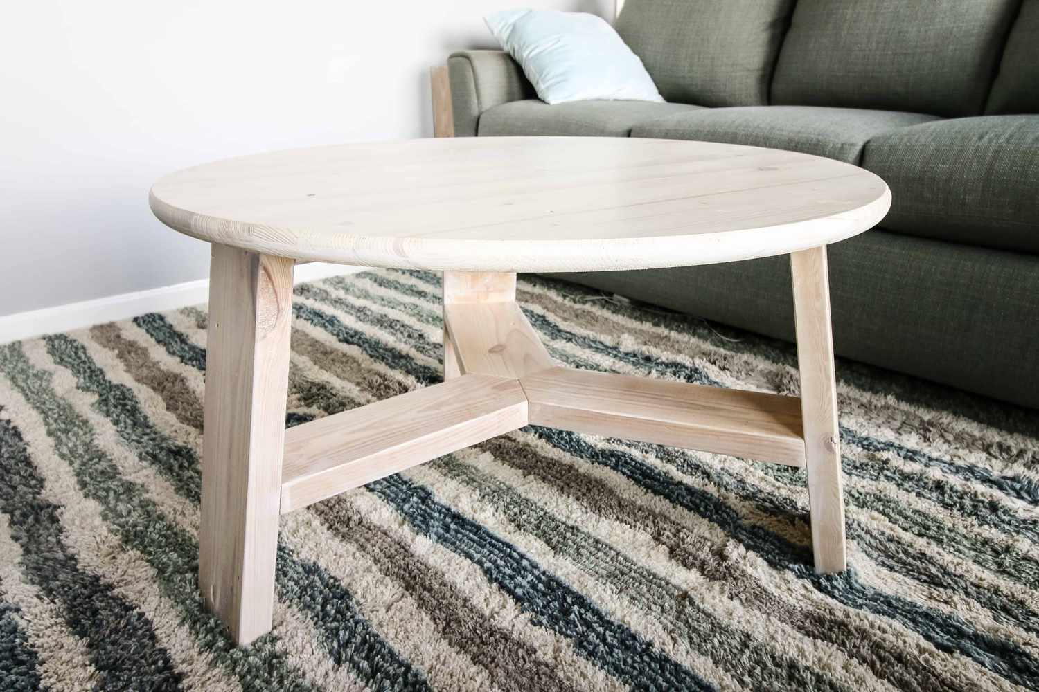 Uma mesa de centro redonda DIY
