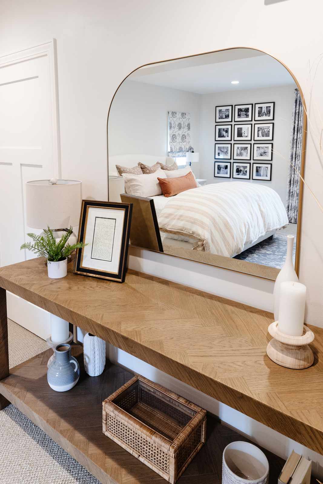 Ein kleines Schlafzimmer mit einem Spiegel und einer Vignette