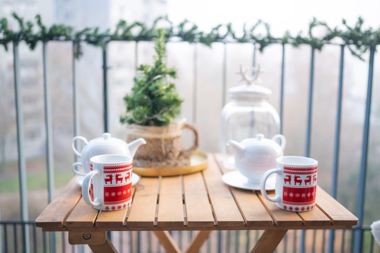 Balkontisch und Stühle weihnachtlich geschmückt