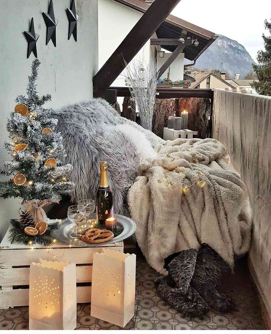 cozy balcony decor for christmas