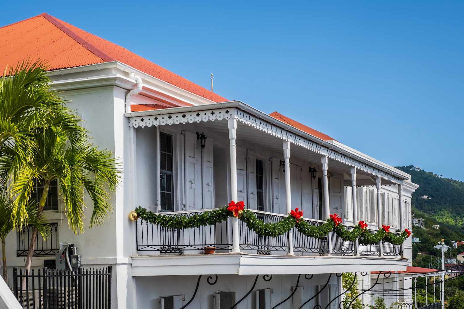 gemeinsamer weihnachtlich geschmückter Balkon