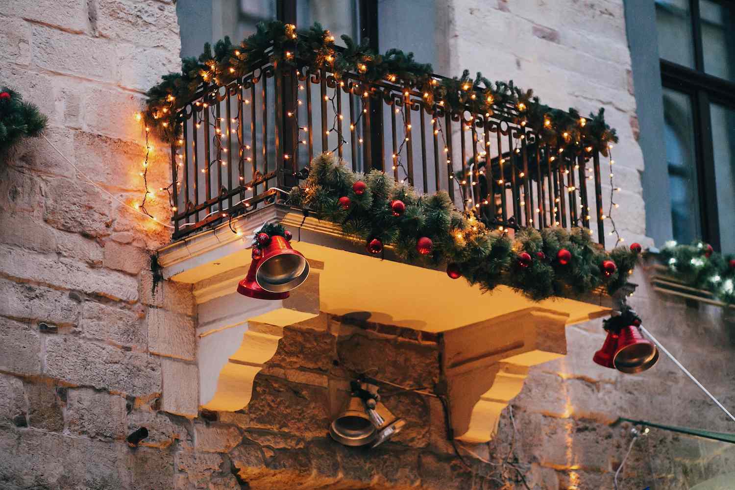 balcon décoré avec des cloches pour noël