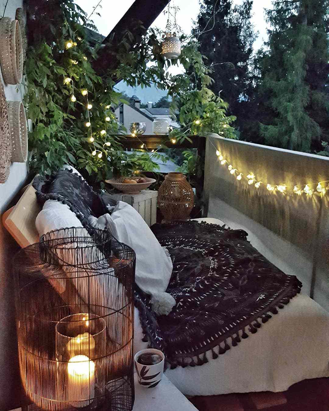 einfacher weihnachtlicher Balkon