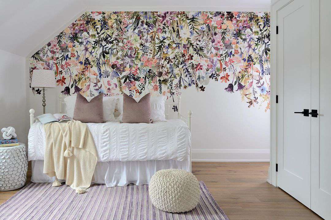 Une chambre avec un papier peint d'accent jardin secret