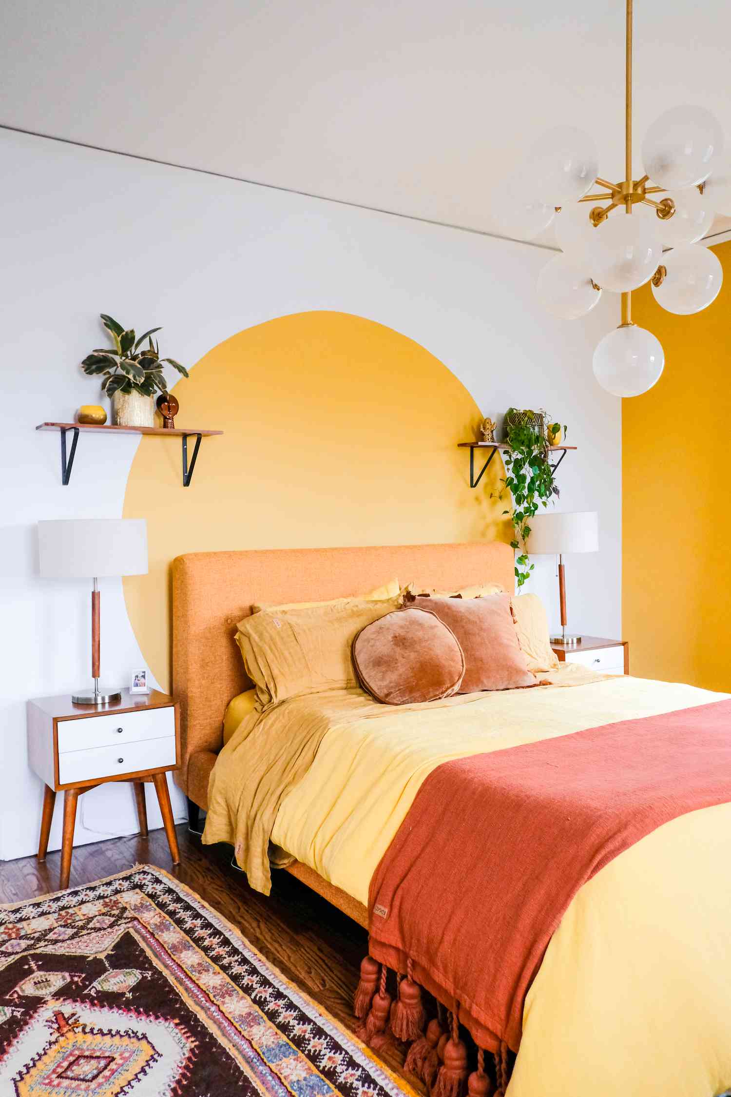 Une chambre jaune vif avec un mur d'accent jaune soleil