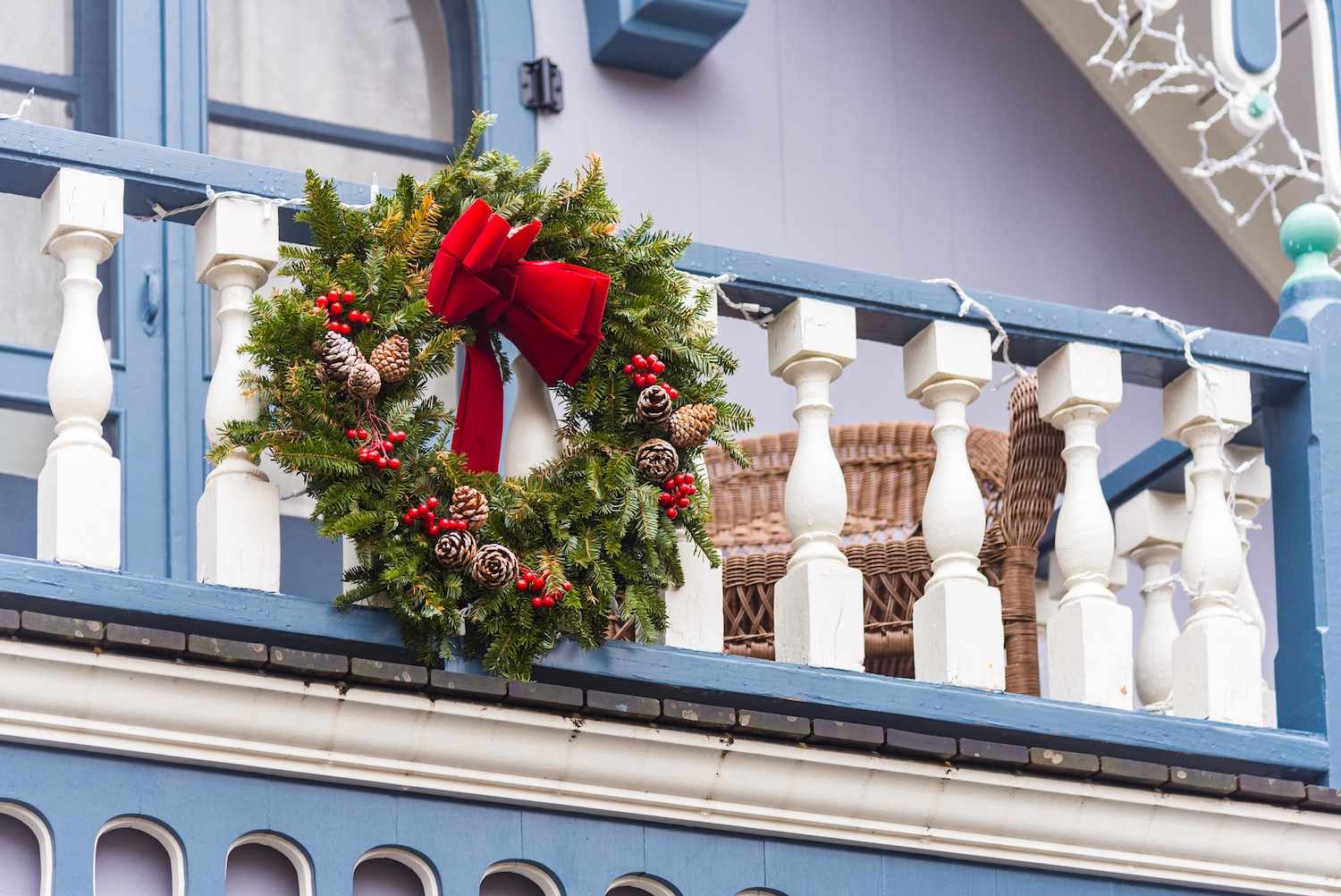 Viktorianischer Balkon mit Weihnachtskranz geschmückt