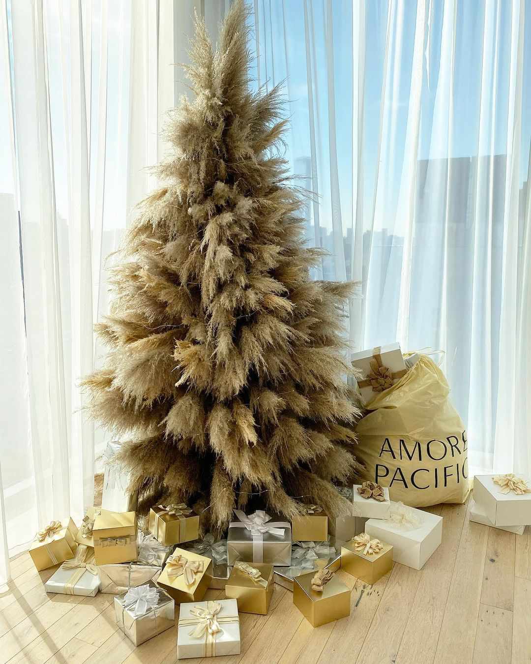 árbol de la pampa con papel de regalo dorado 