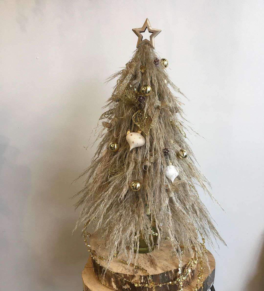 Mini pampa tree with small ornaments