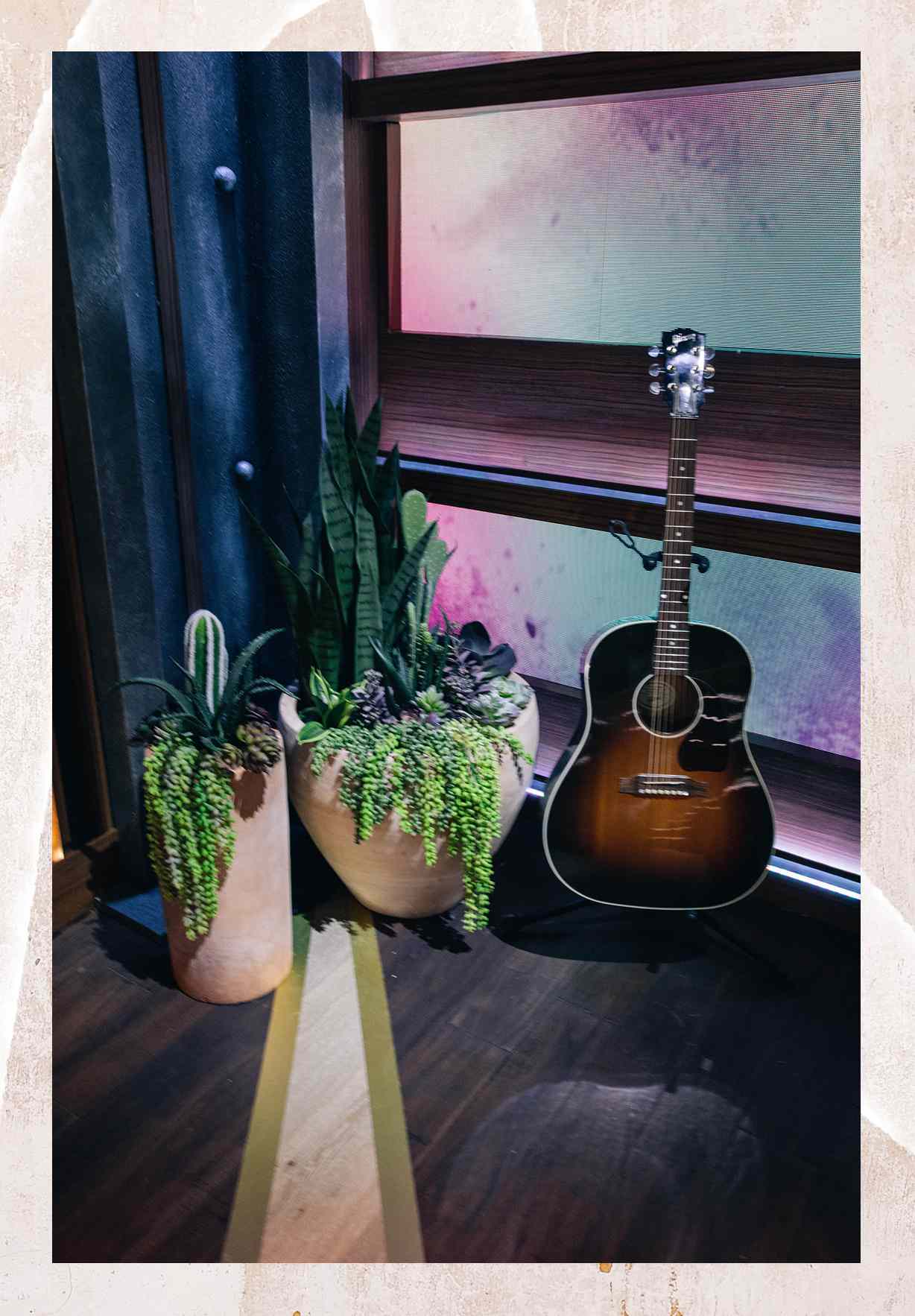 Gitarre und Pflanzen in der Ecke des The Kelly Clarkson Show-Sets