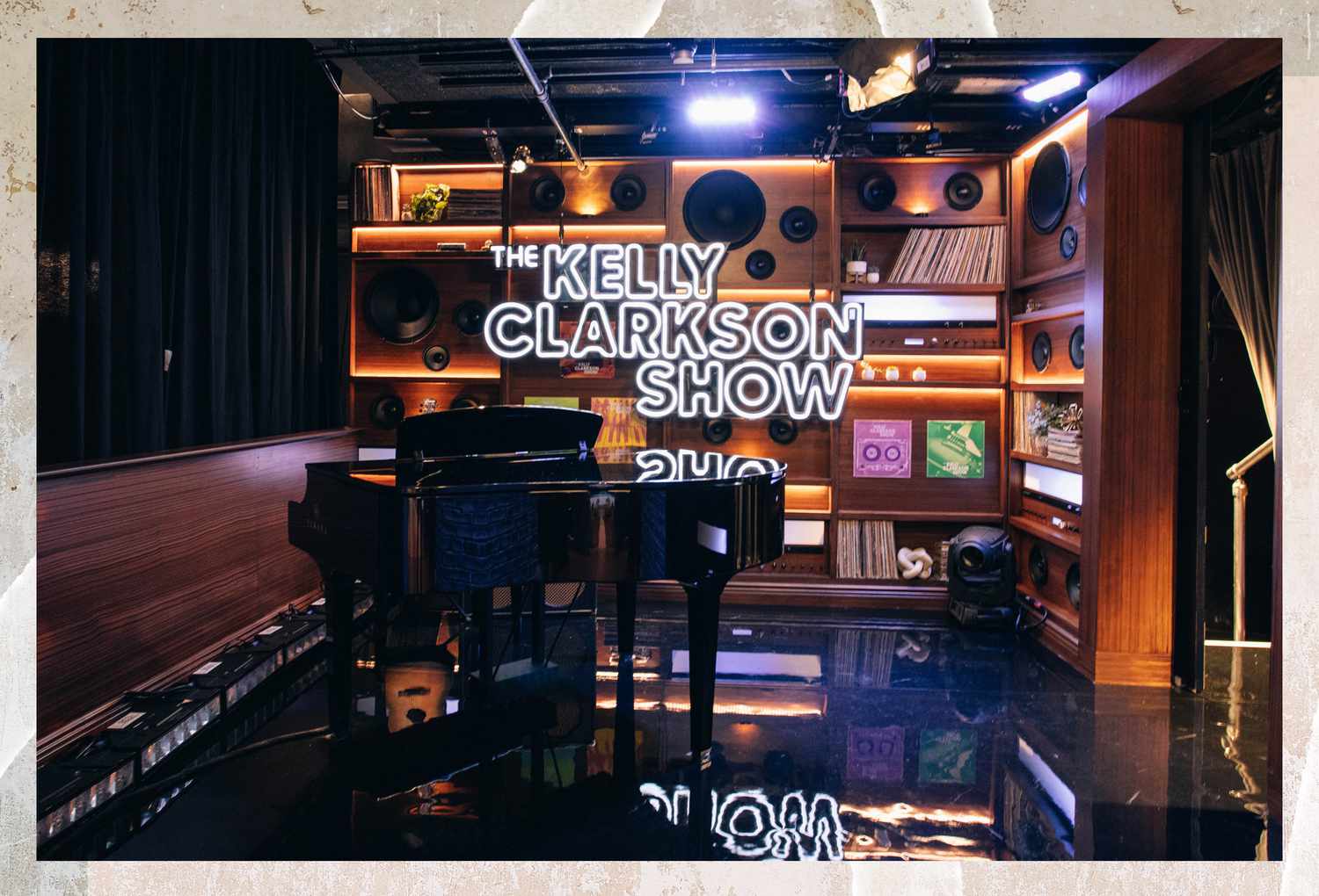 O piano de cauda de bebê de Kelly Clarkson no cenário de seu programa de entrevistas