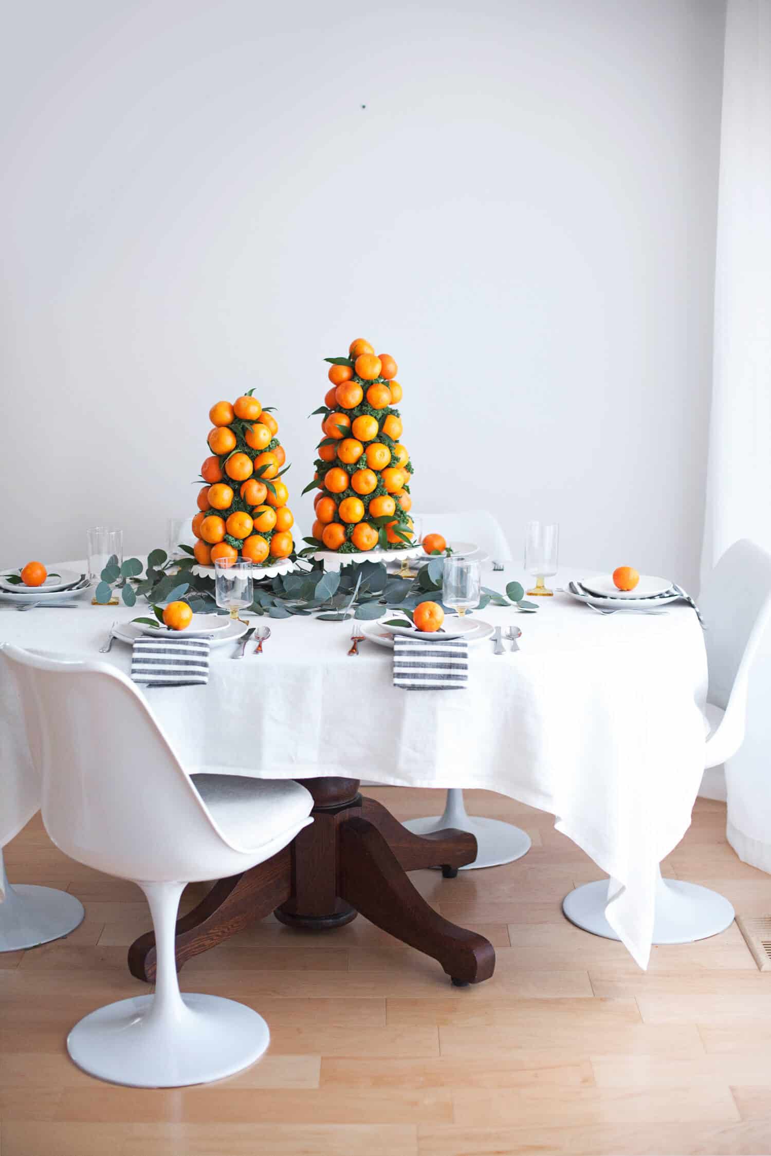 frischer Mandarinenturm als weihnachtlicher Tischschmuck