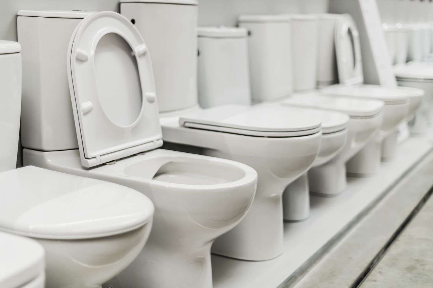 Verschiedene Arten von Toiletten in einer Reihe