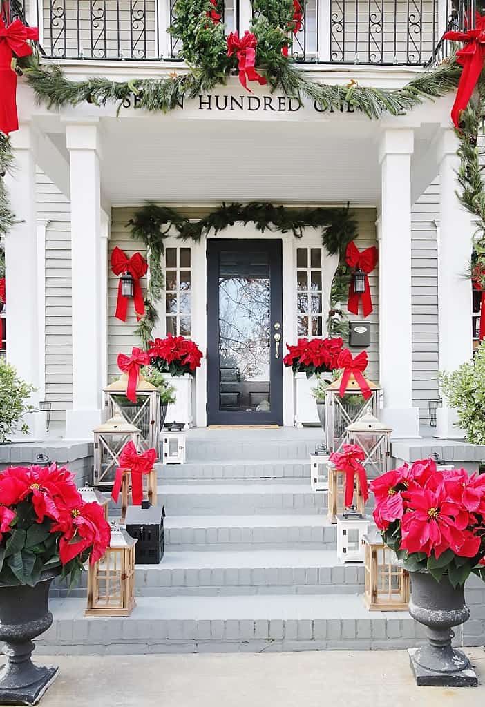 Weihnachtslaternen mit roten Schleifen dekorieren