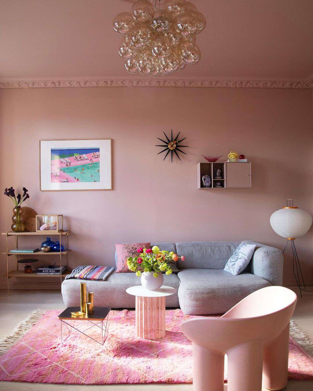 sala de estar rosa com sofá cinza