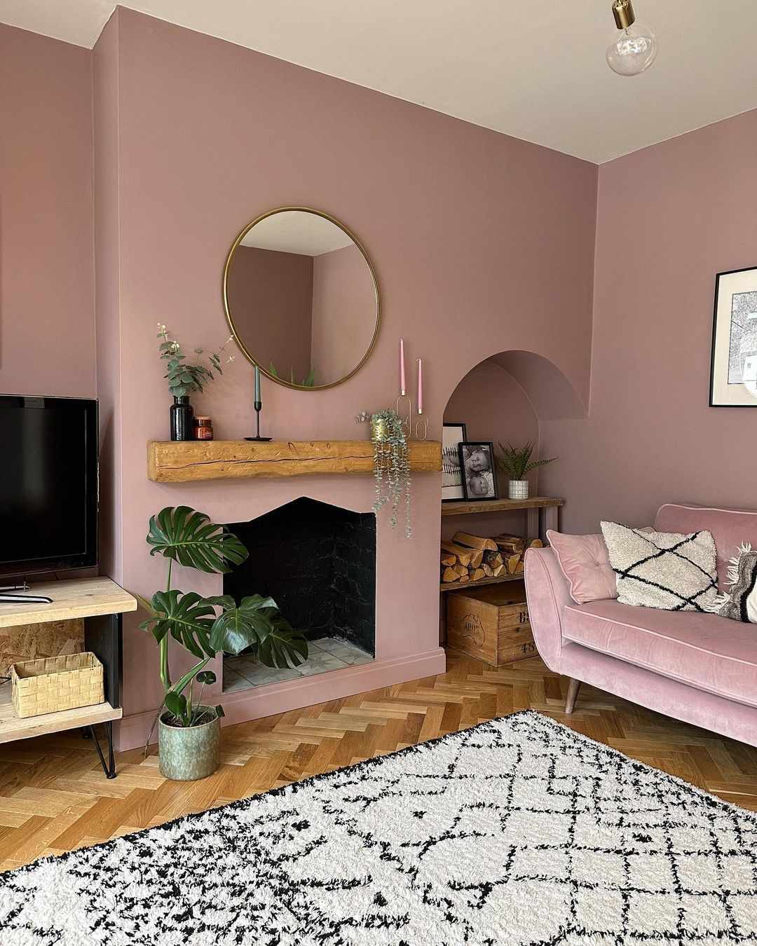 rosa Wohnzimmer mit rosa Couch 