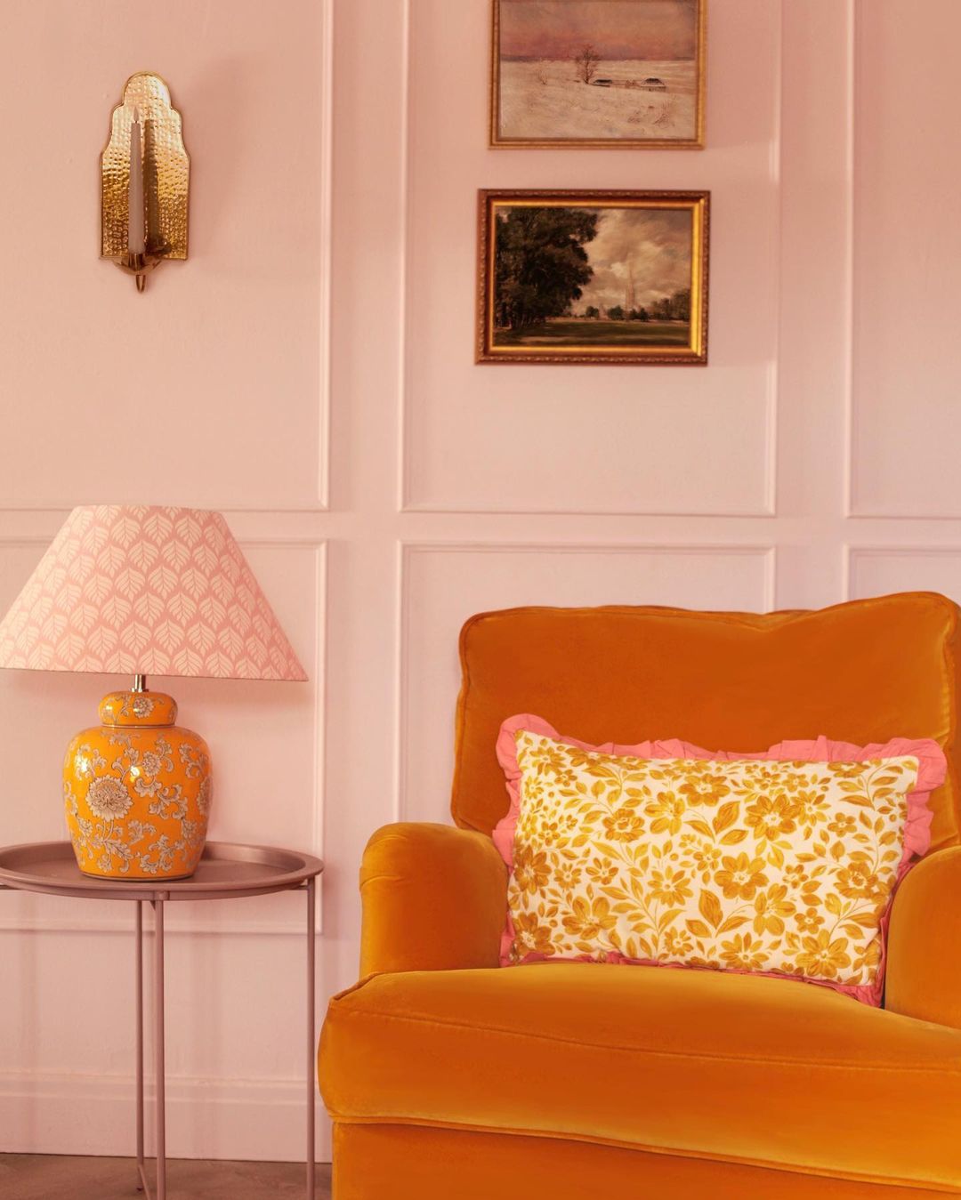 Paredes cor-de-rosa com sofá laranja