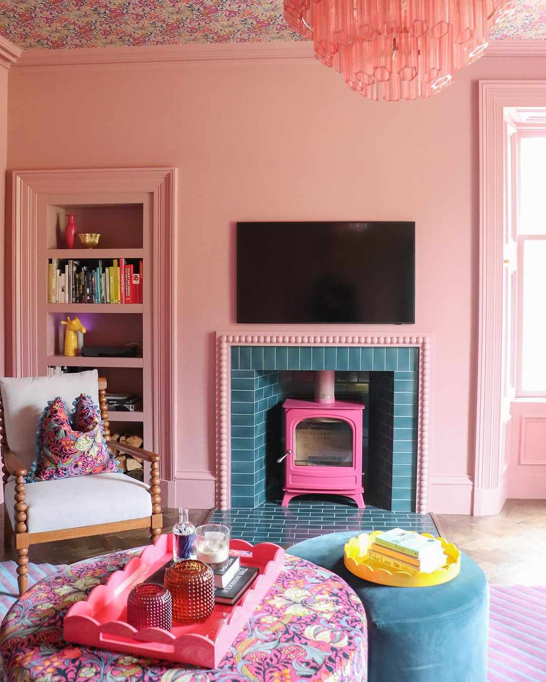 Sala de estar rosa com papel de parede no teto 