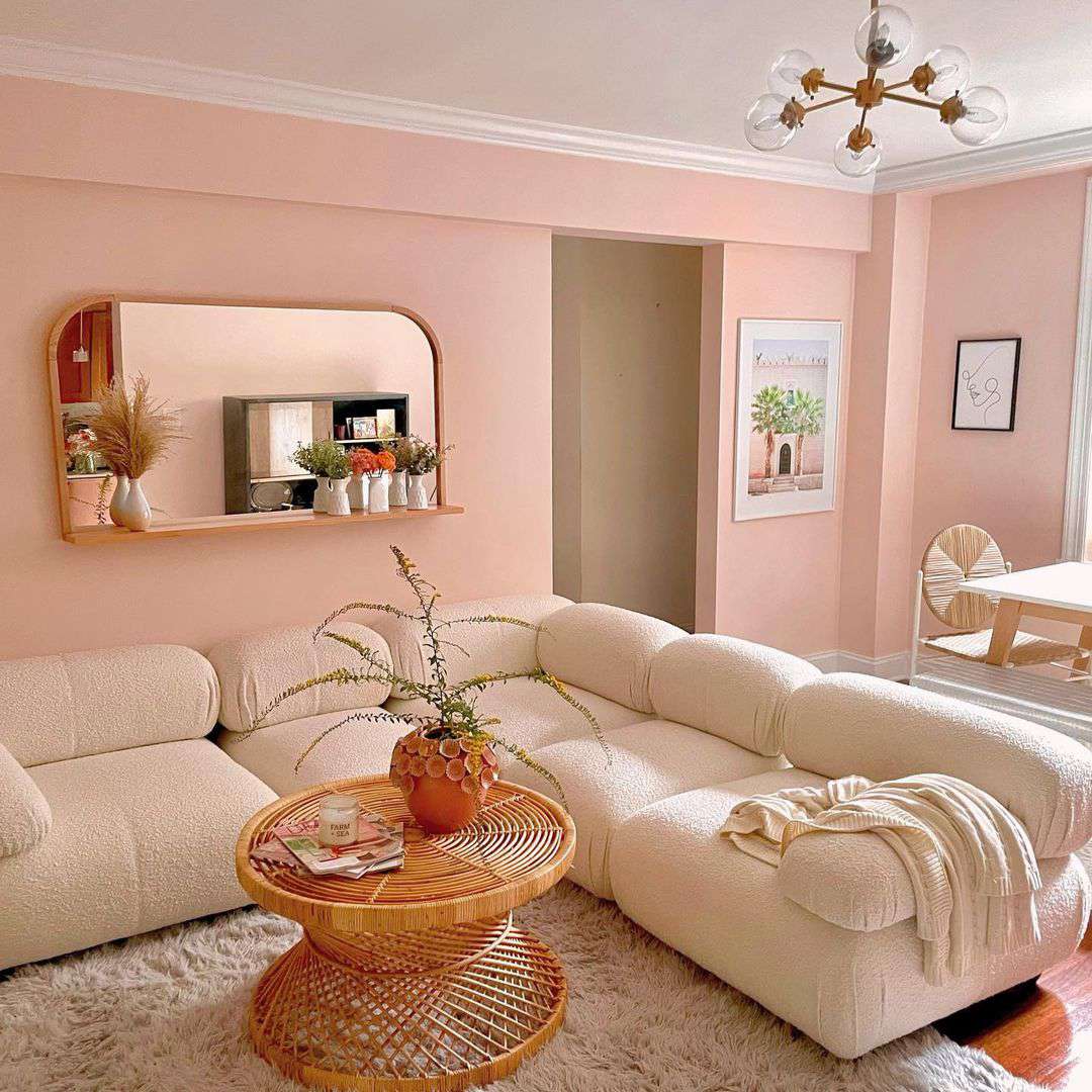 Sala rosa com sofá branco