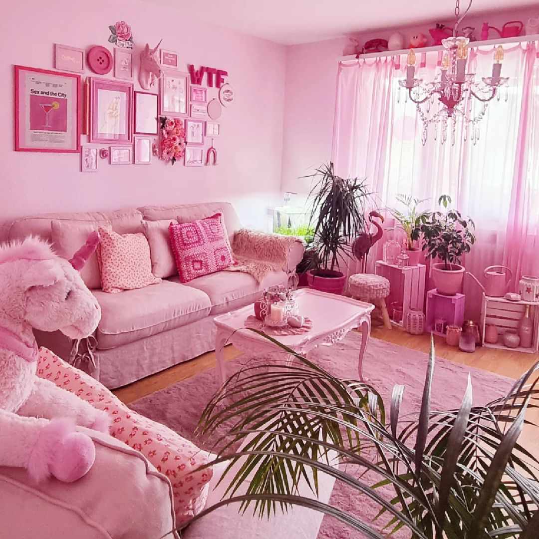 Monochromes rosa Wohnzimmer 