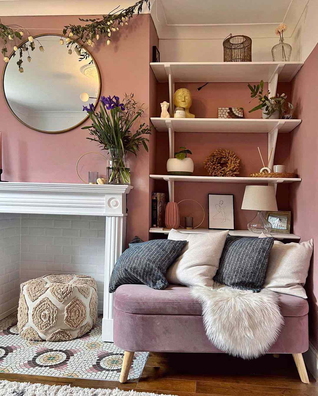 murs roses avec étagères intégrées