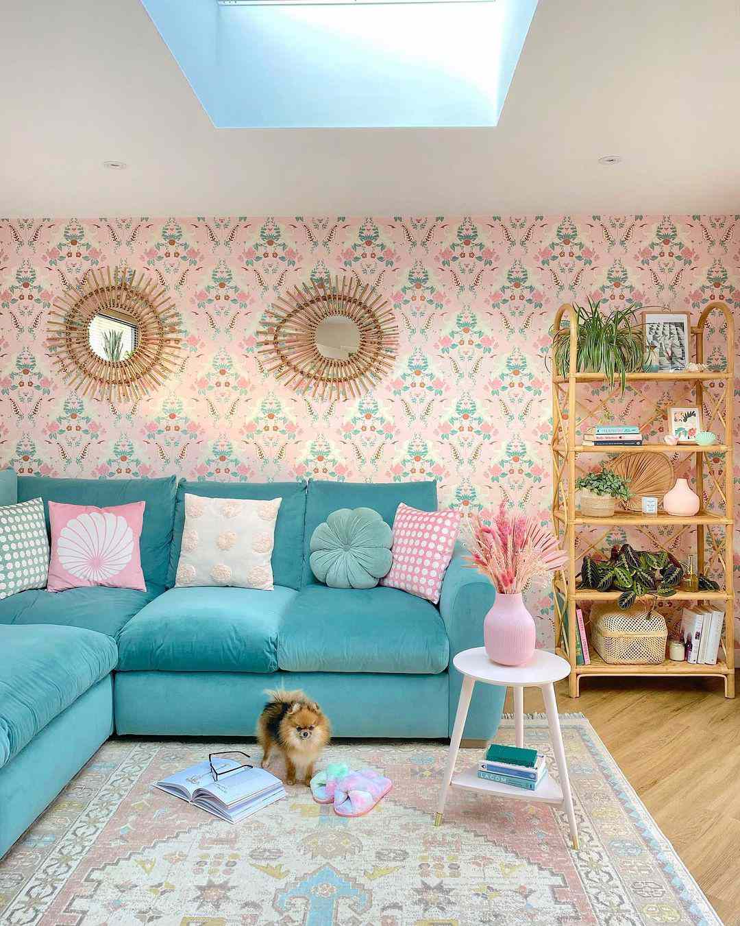 papel pintado rosa con sofá azul