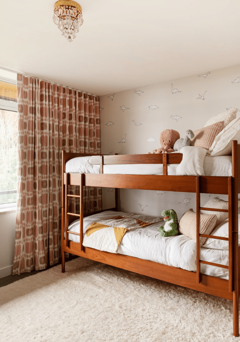 habitación infantil de literas con cortinas burdeos