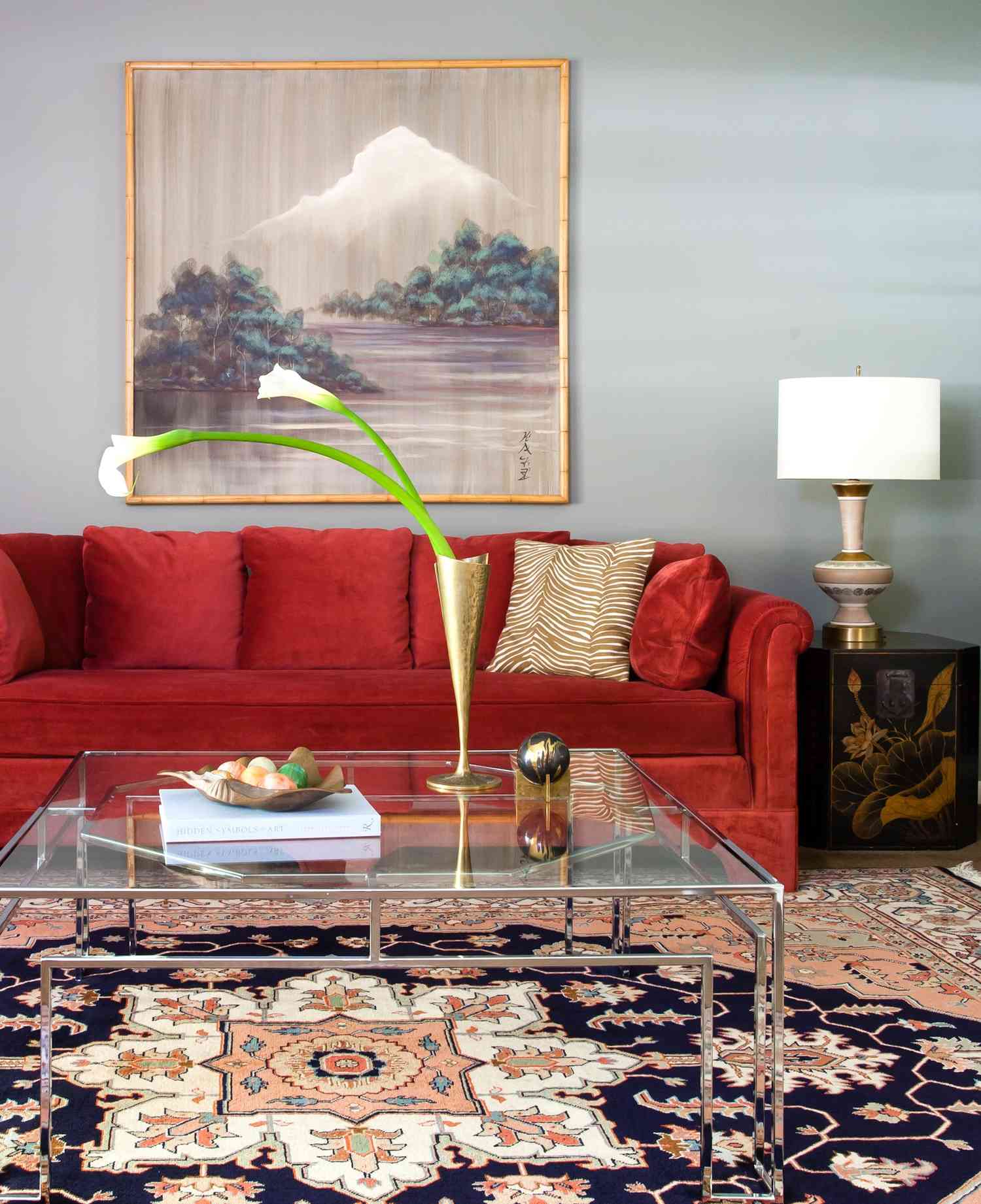 Graublaue Wände mit burgunderrotem Sofa
