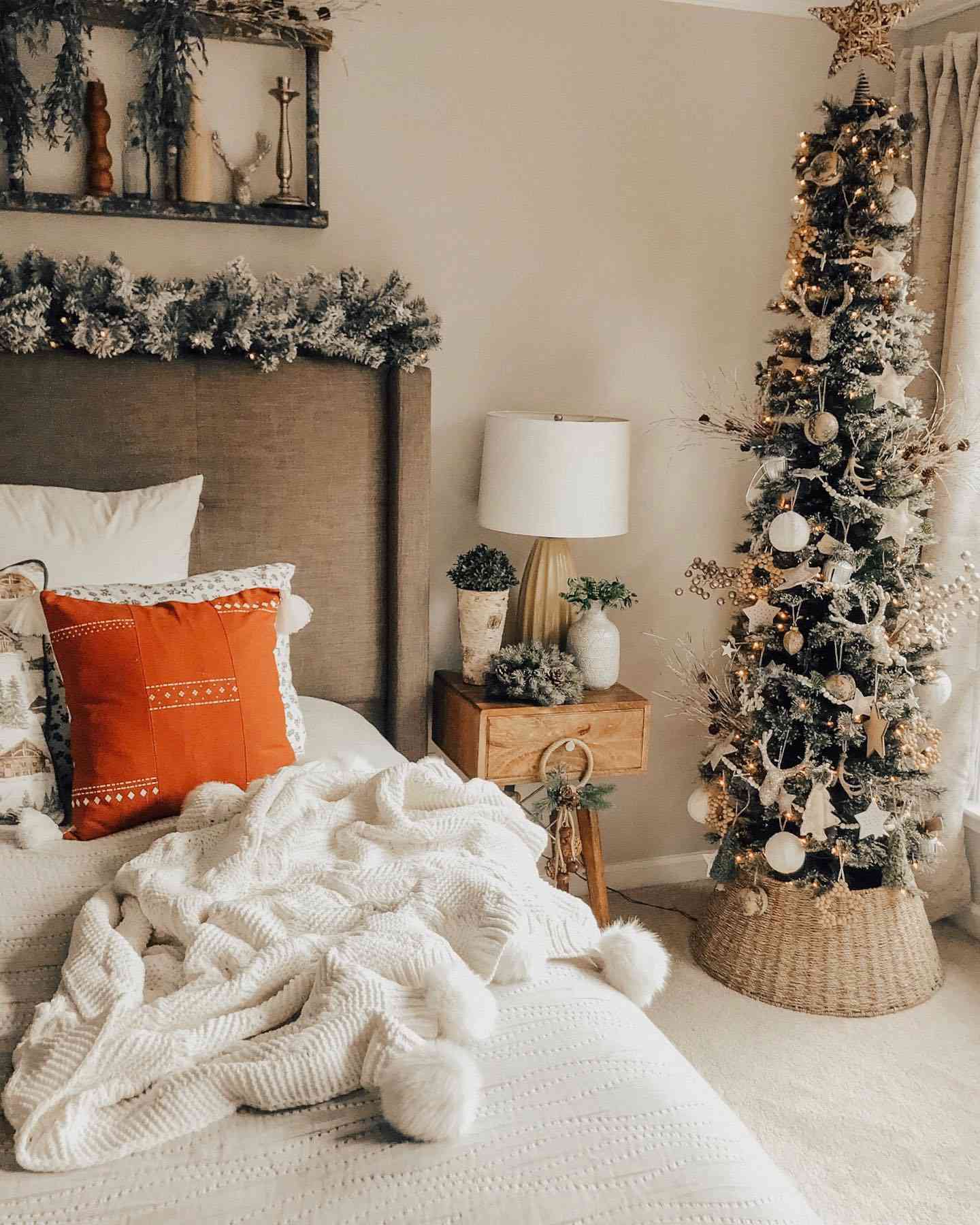Schlafzimmer mit weißem Christbaumschmuck