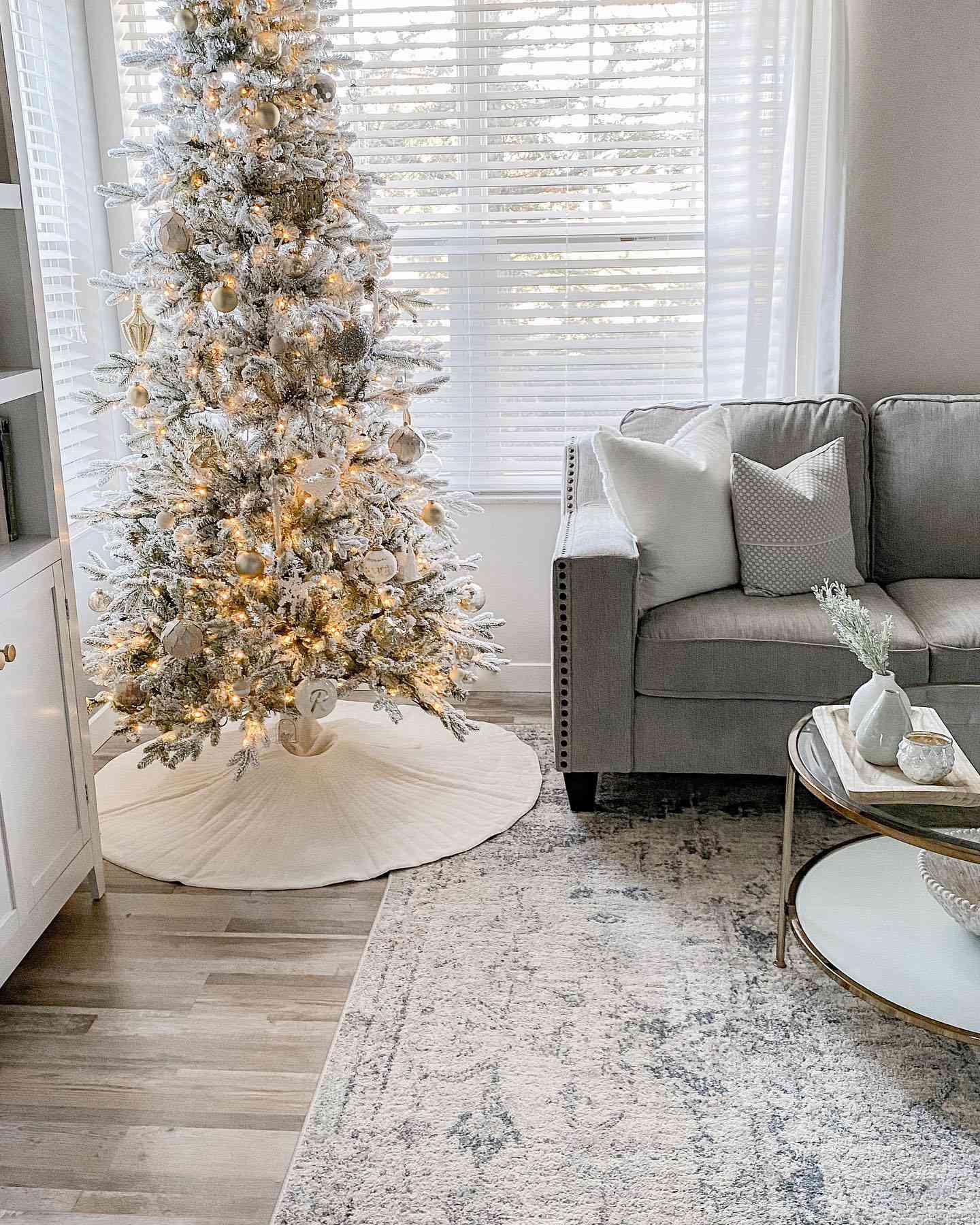 árvore de Natal branca no canto da sala de estar