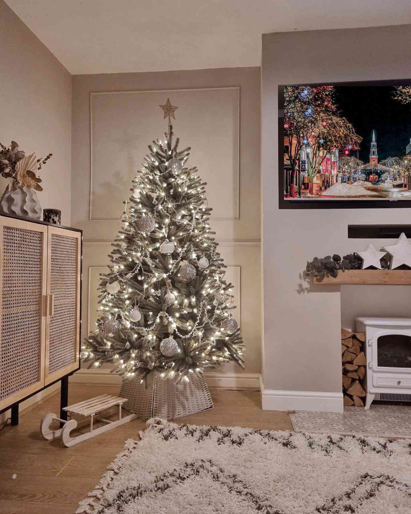 weißer und silberner Weihnachtsbaum