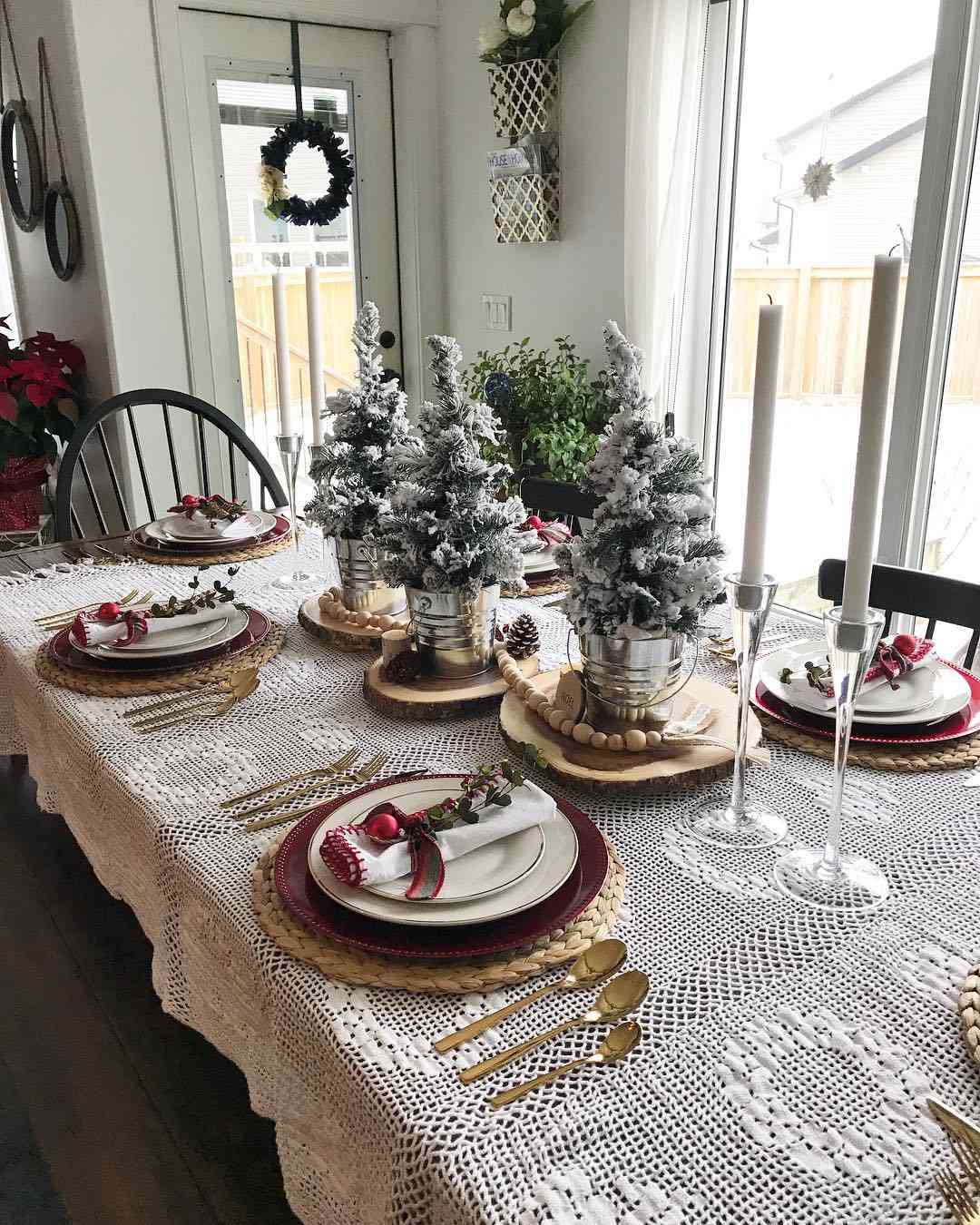 decoración de mesa con tres árboles de navidad blancos