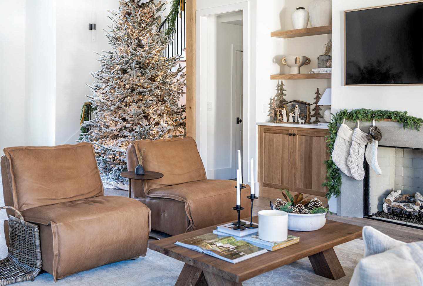 árvore de Natal com luzes brancas na sala de estar