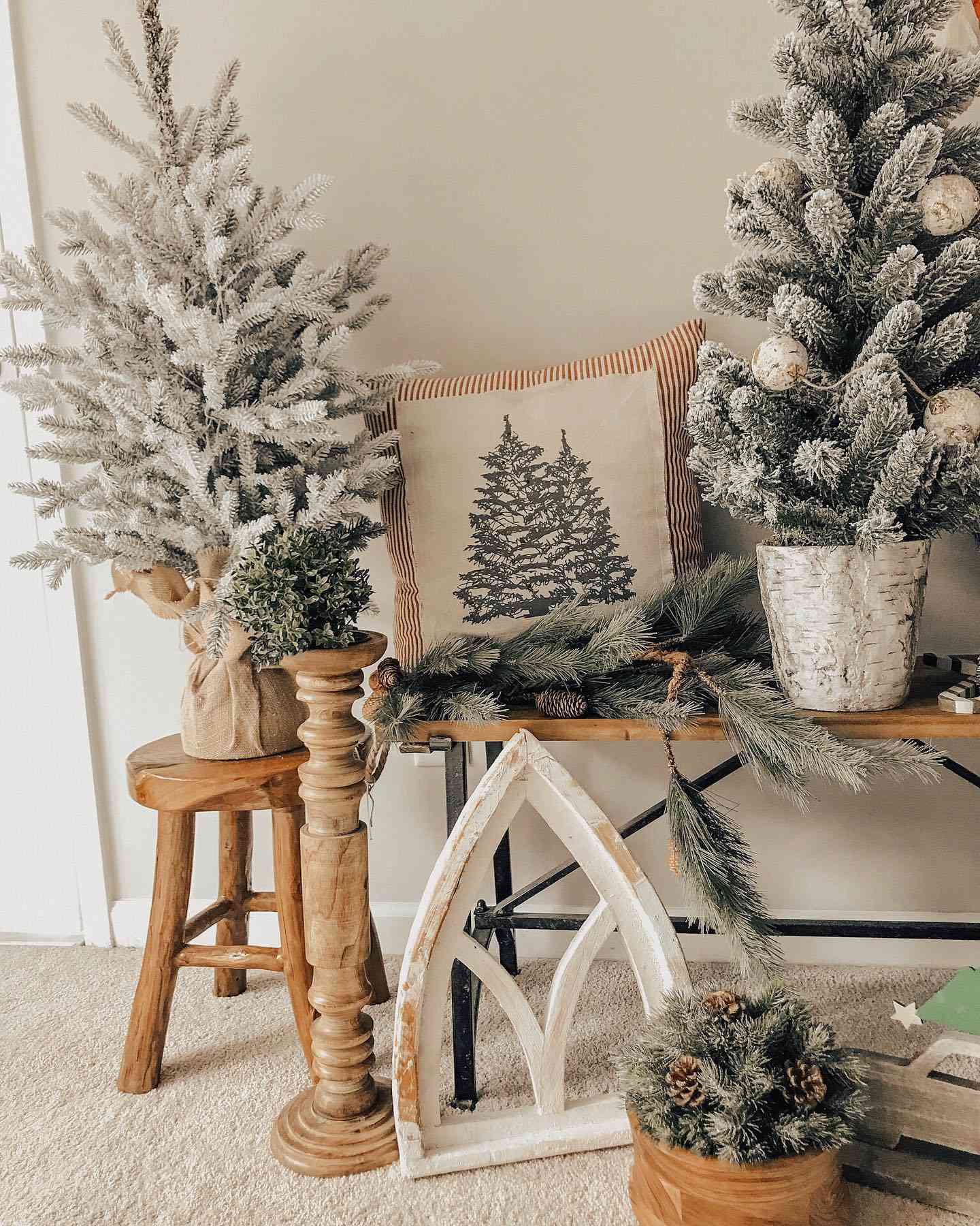 banco del pasillo decorado con árboles blancos de Navidad