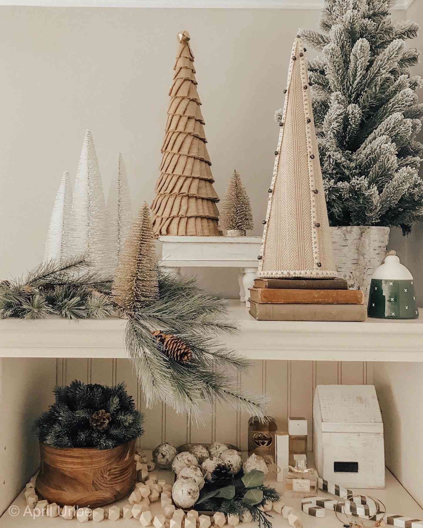 múltiples figuritas blancas del árbol de navidad