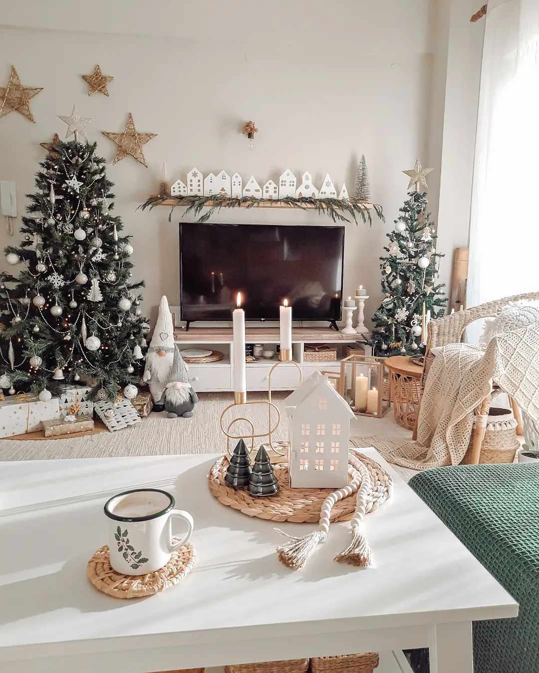 duas árvores de Natal brancas decoradas na sala de estar