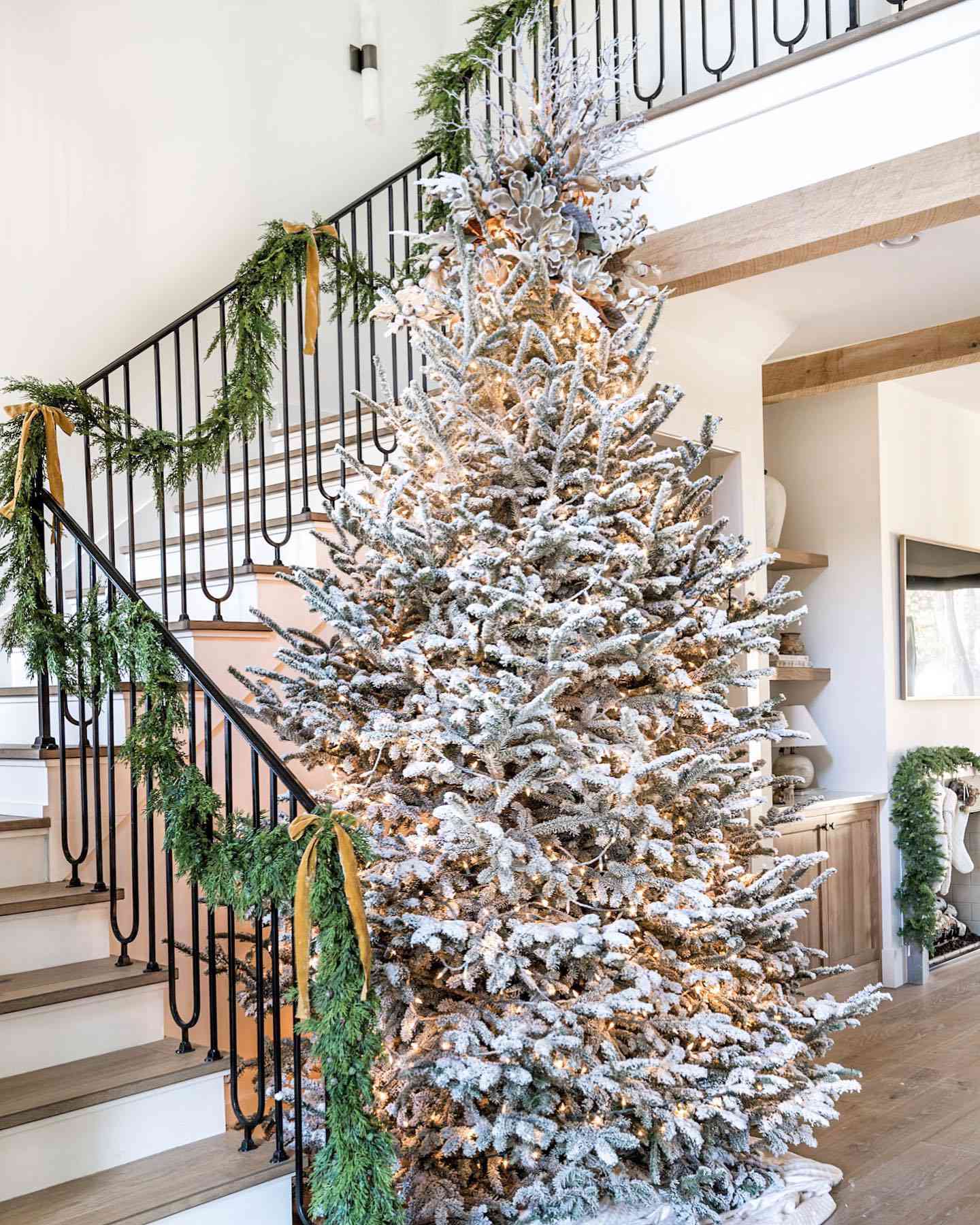 árvore de Natal branca no staricase