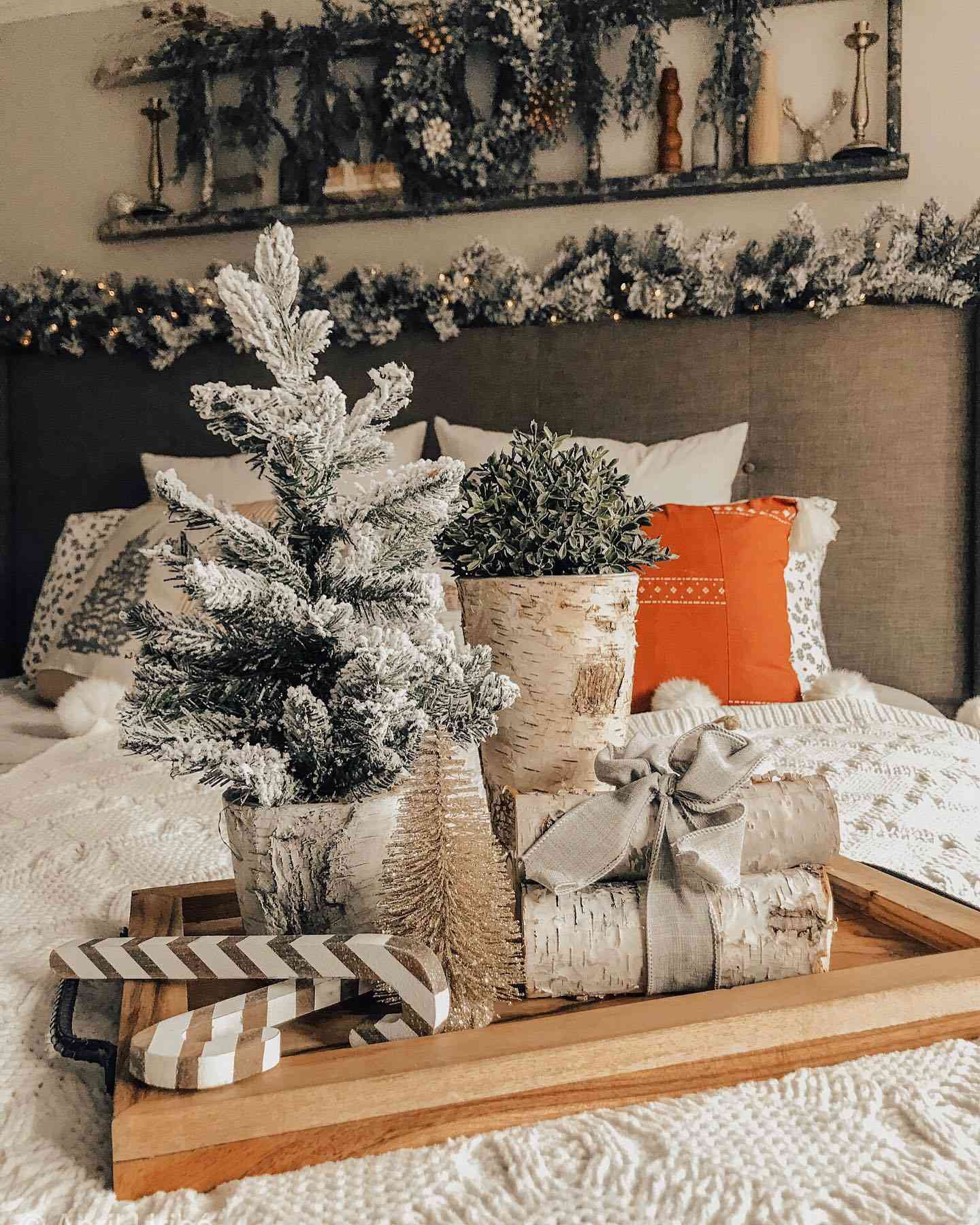 árvore de Natal branca e decoração na bandeja da cama