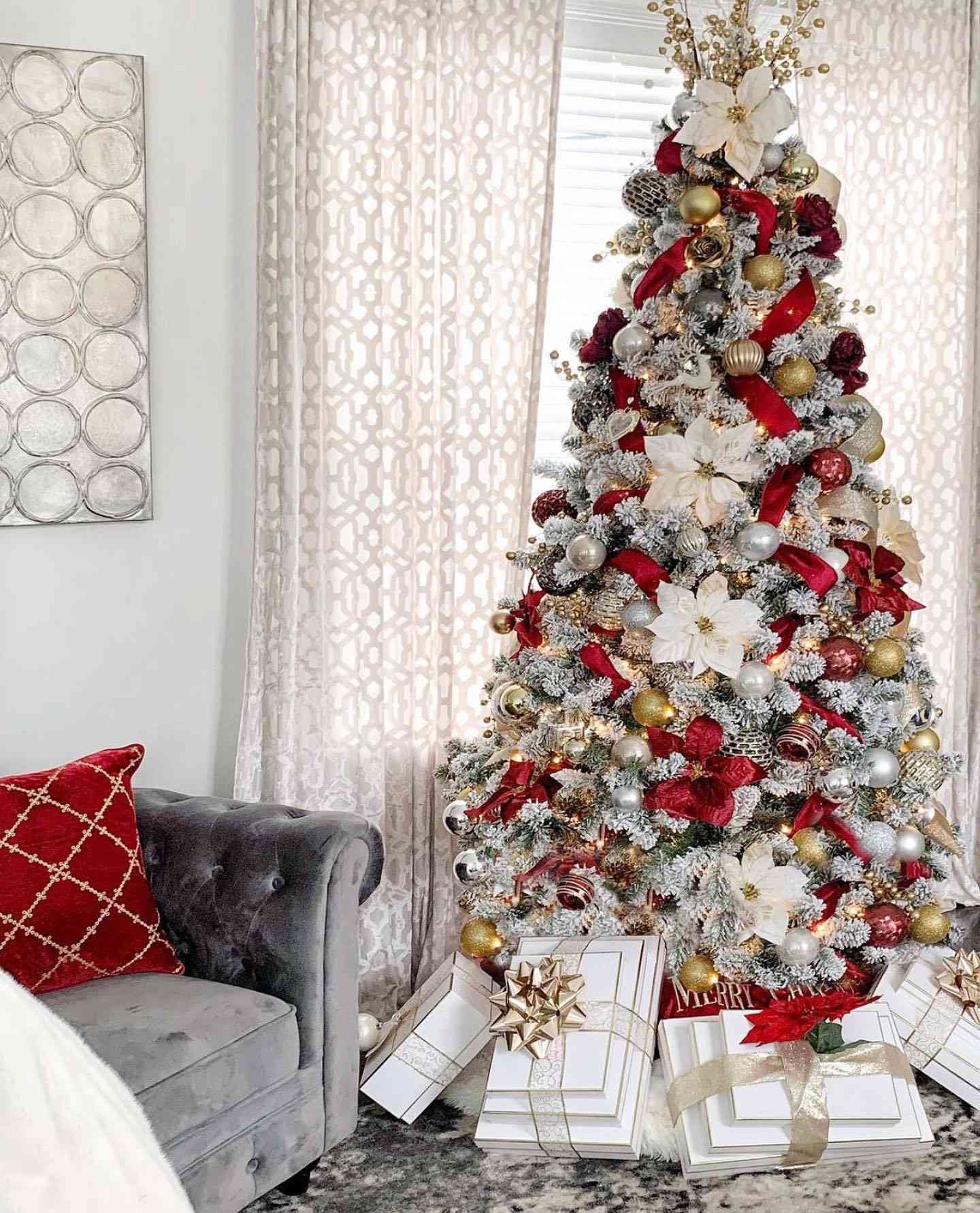 árvore de Natal branca com enfeites vermelhos e dourados