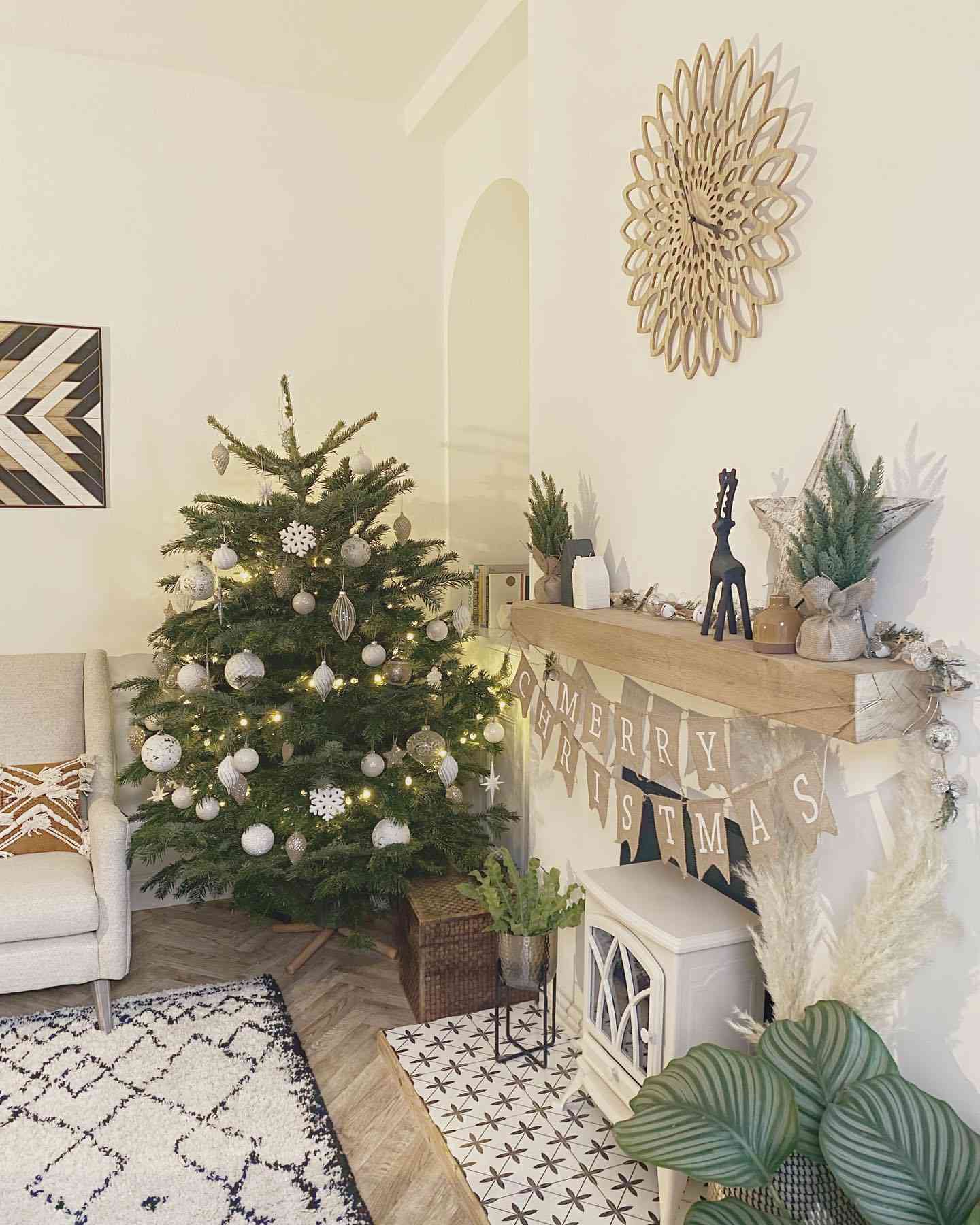 Weihnachtsbaum mit weißen Ornamenten